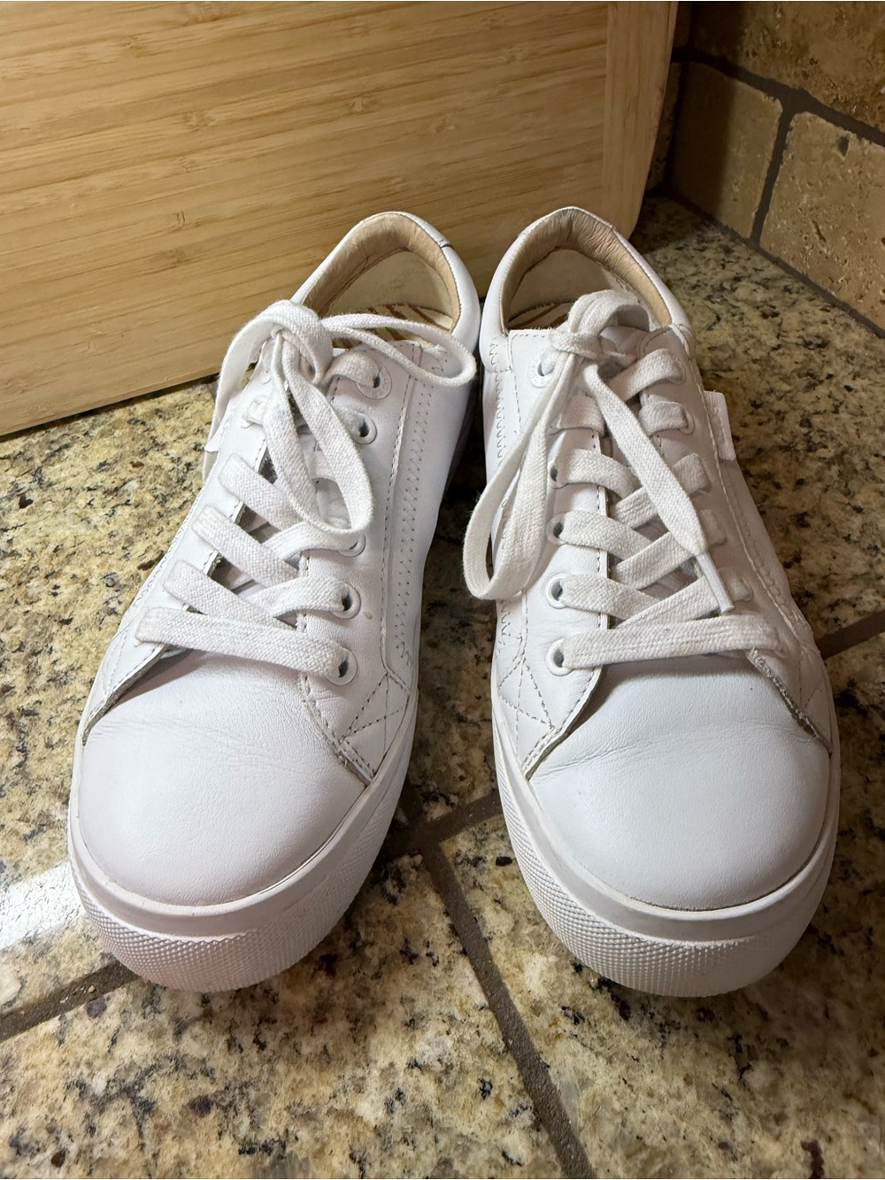Taos Footwear Women’s White Leather Low-Top Sneakers